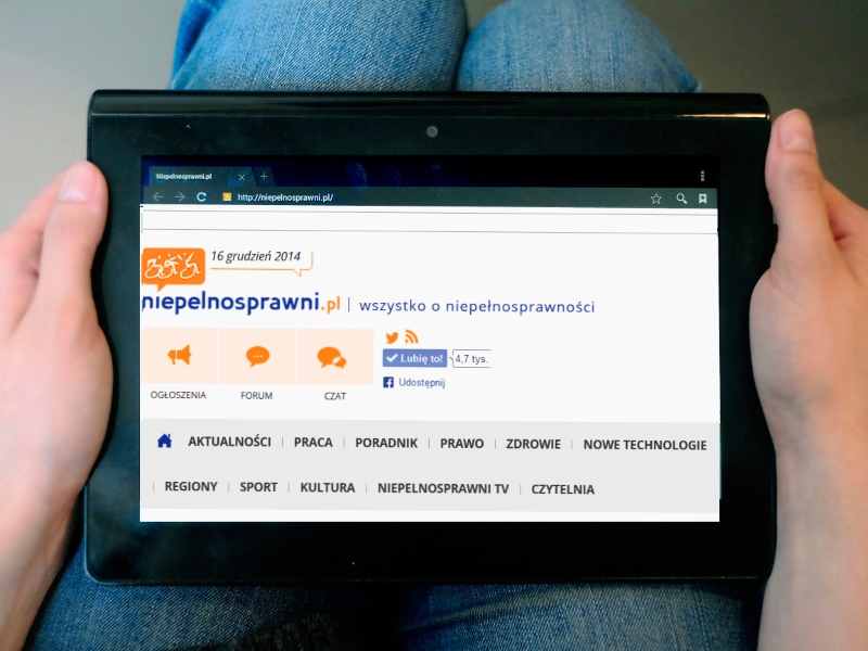 Tablet, na monitorze wyświetlony portal niepelnosprawni.pl