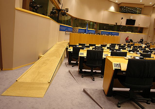 Drewniany podjazd w jednej z sal plenarnych Parlamentu Europejskiego