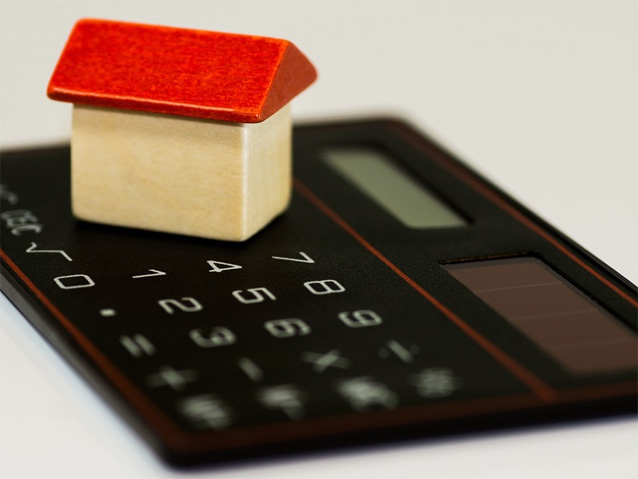 Miniatura domu na kalkulatorze /pixabay.com
