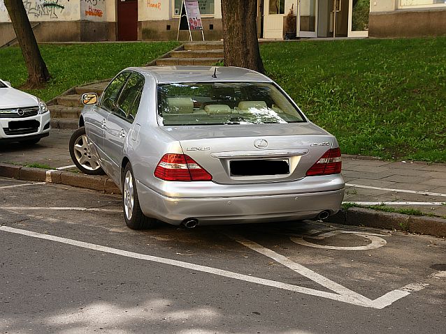 Samochód marki Lexus zajmujący miejsce parkingowe dla osób z niepełnosprawnością, fot.: Piotr Stanisławski