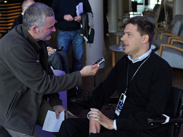 Mateusz Puszkarski rozmawia z dziennikarzem Piotrem Stanisławskim