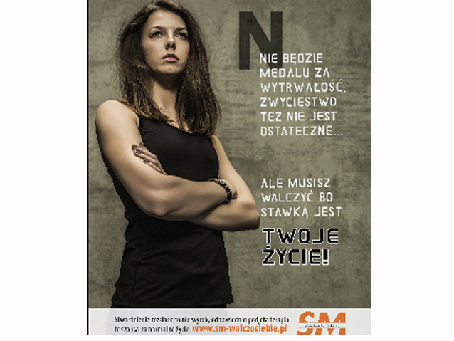 Plakat kampanii "SM - walcz o siebie"; wizerunek kobiety, obok niej zdanie: "Nie będzie medalu za wytrwałość, zwycięstwo też nie jest ostateczne, ale musisz walczyć, bo stawką jest Twoje życie!"