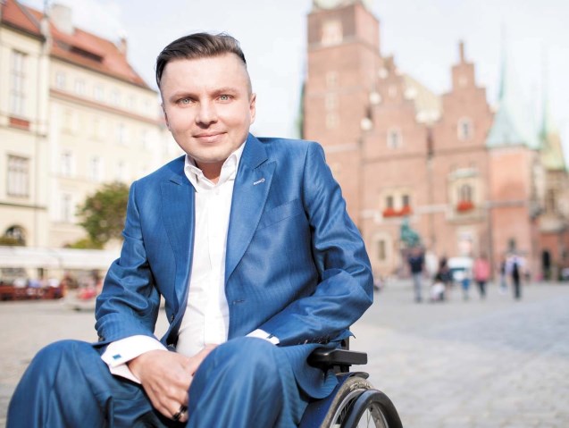 Bartłomiej Skrzyński w niebieskim garniturze