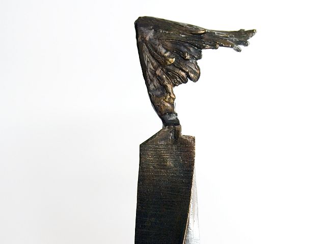 Fragment statuetki Konkursu Człowiek bez barier z symbolem skrzydła