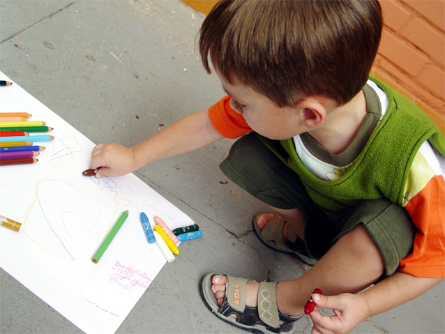Chłopiec rysuje kredkami na kartce /fot. www.sxc.hu