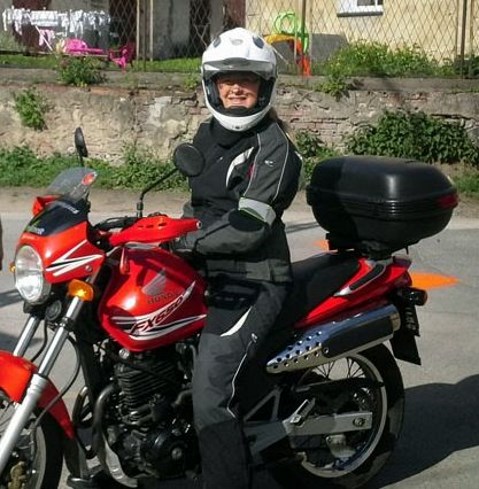 Edyta Wrucha w motocyklowym stroju na motocyklu - Pomidorze