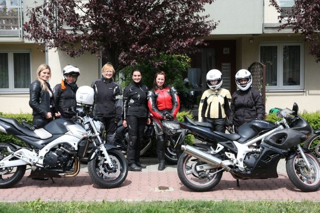7 motocyklistek pozuje do zdjęcia