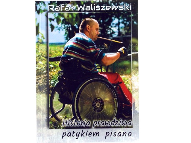 okładka książki - Rafał siedzi na wózku, trzymając w ustach kijek, z którego korzysta z internetu