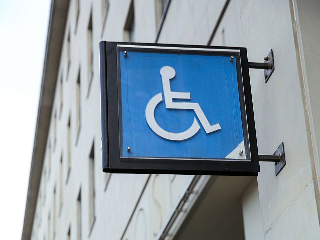 znak  z symbolem osoby z niepełnosprawnościa