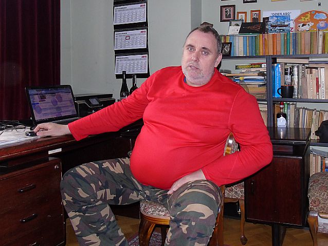 Jacek Zalewski przy swoim biurku