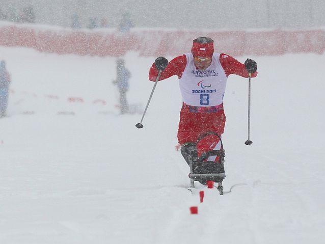 Kamil Rosiek biegnie na nartach