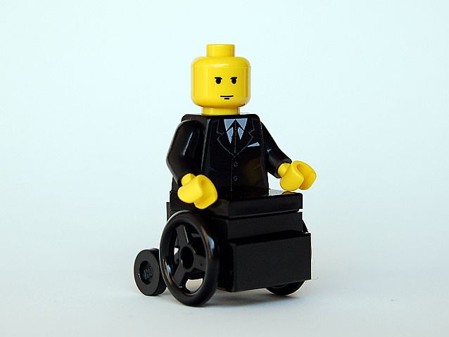 Ludzik z klocków lego na wózku