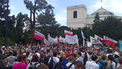 Osoby niesłyszące z flagami Polski manifestują pod Sejmem