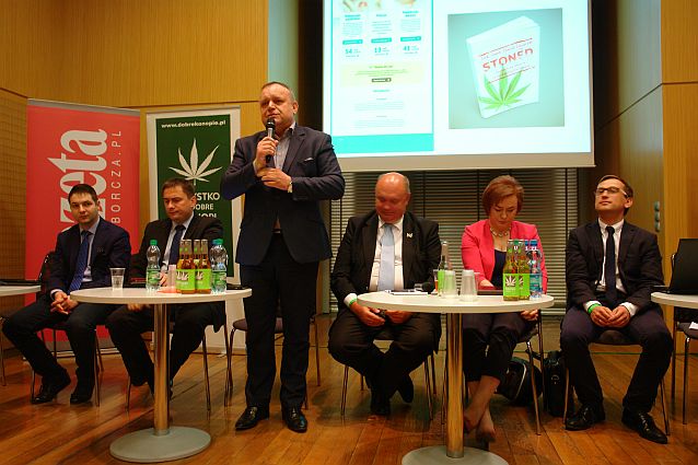 Prelegenci podczas konferencji Cannabis leczy. Przyszłość marihuany medycznej w Polsce. Przy mikrofonie stoi Jarosław Duda