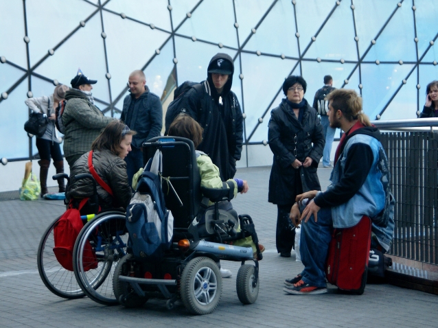 osoby z niepełnosprawnością wraz z pełnosprawnymi na mieście