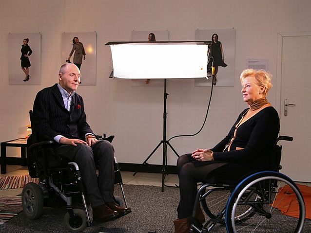 Piotr Pawłowski w rozmowie z siedzącą na wózku Krystyną Koftą na planie programu Misja Integracja