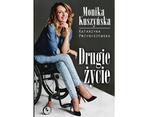 okładka książki Drugie życie, przedstawiająca uśmiechniętą Monikę Kuszyńską na wózku