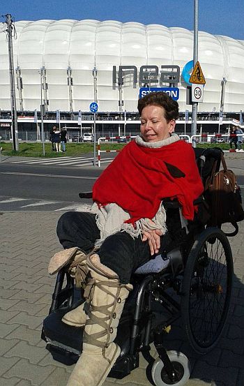Renata Drobik na wózku przed stadionem