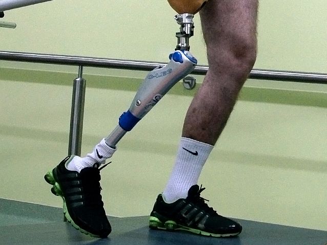 Nogi mężczyzny, jedna z nich to metalowa, nowoczesna proteza