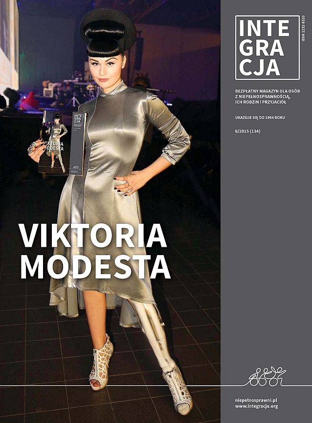 Okładka magazynu Integracja. Na okładce Viktoria Modesta, która trzyma okładkę z Viktorią Modestą, która... itd.