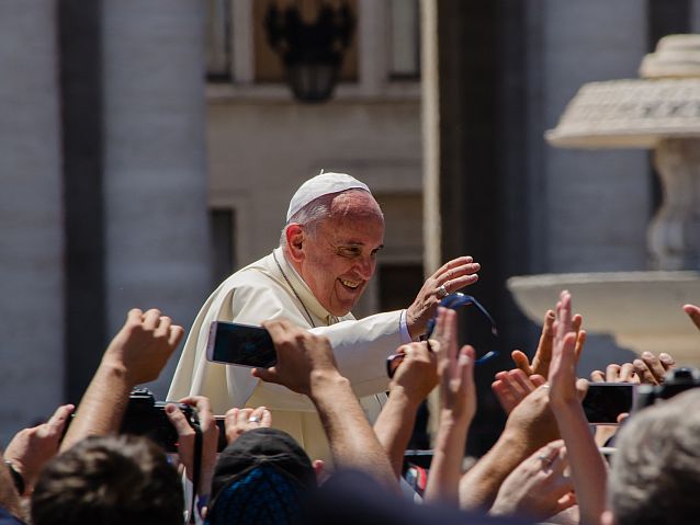 Papież jadący w papamobile, tłum wyciągniętych rąk w jego kierunku