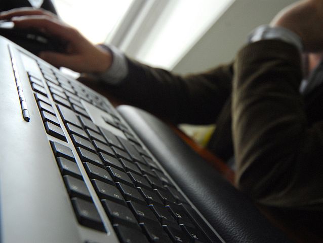 Ręce mężczyzny pracującego na klawiaturze komputera