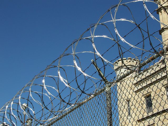 Mur więzienia z drutem kolczastym