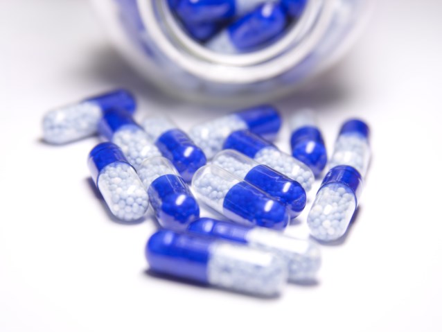 rozsypane tabletki niebiesko-przezroczyste