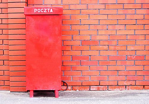 Skrzynka pocztowa na tle muru z czerwonych cegieł