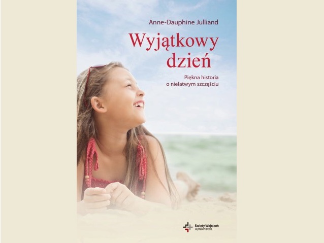 okładka książki Wyjątkowy dzień - dziewczynka na piasku nad morzem