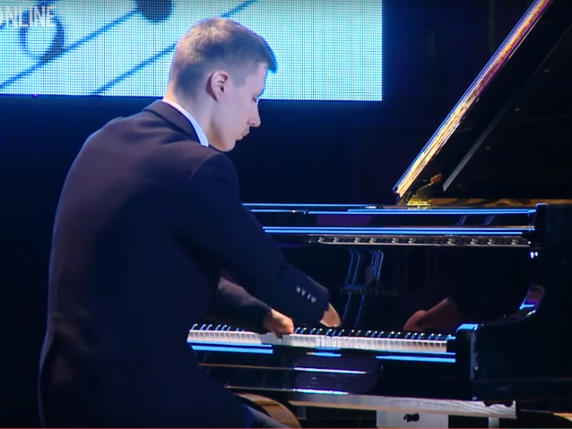 Aleksiej Romanow gra na fortepianie bez palców