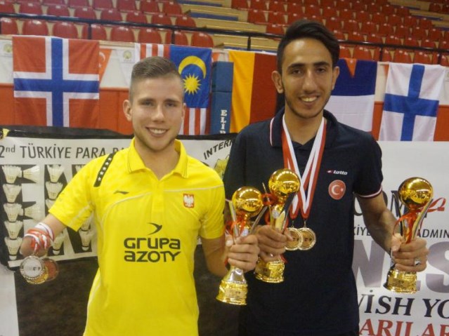 Bartłomiej Mróz pokazuje zdobyte medale z turnieju razem z zawodnikiem z Turcji