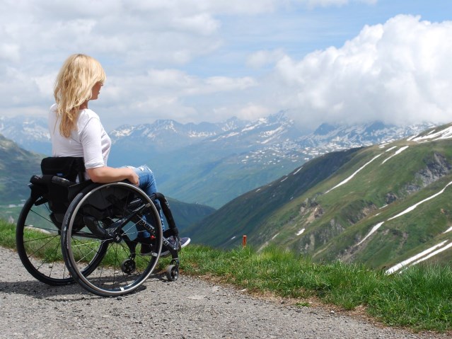 kobieta na wózku patrzy na góry