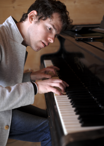 Grzegorz Płonka gra na fortepianie