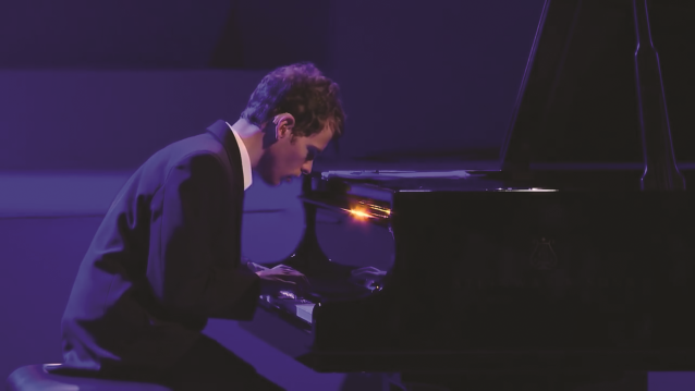 Grzegorz Płonka gra na fortepianie podczas Międzynarodowego Festiwalu Muzycznego Osób z Zaburzeniami Słuchu „Ślimakowe Rytmy”