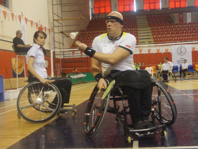 Jakub Sikorski, poruszający się na wózku, podrzuca lotkę w górę