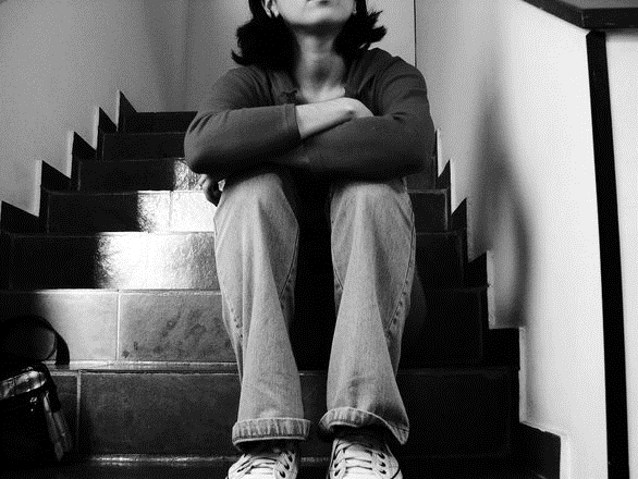 kobieta siedzi na schodach