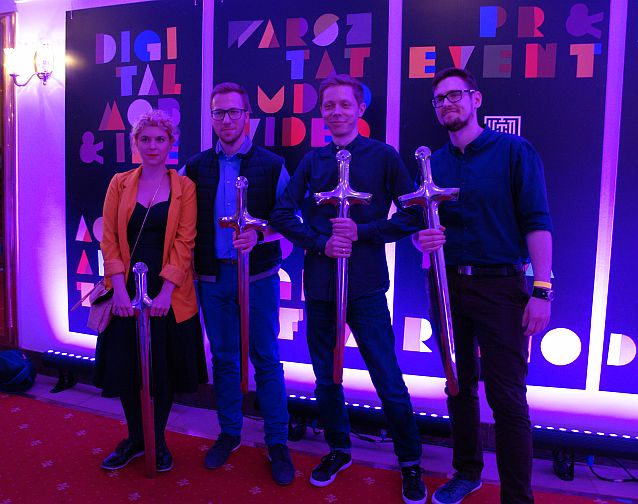 Cztery osoby stoją z mieczami - nagrodami w konkursie KTR
