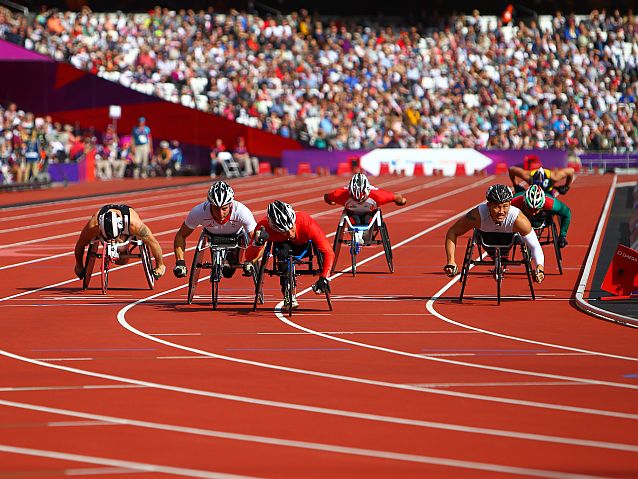 Zawodnicy na wózkach mijają metę biegu podczas igrzysk paraolimpijskich w Londynie