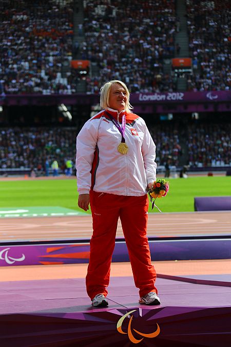 Ewa Durska stoi ze złotym medalem na szyi