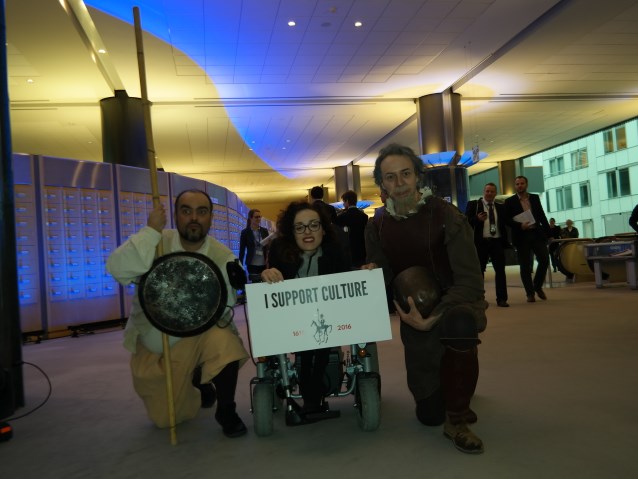 Marta trzyma tabliczkę z napisem I support culture, obok niej pozują do zdjęcia Don Kichot i Sancho Pansa