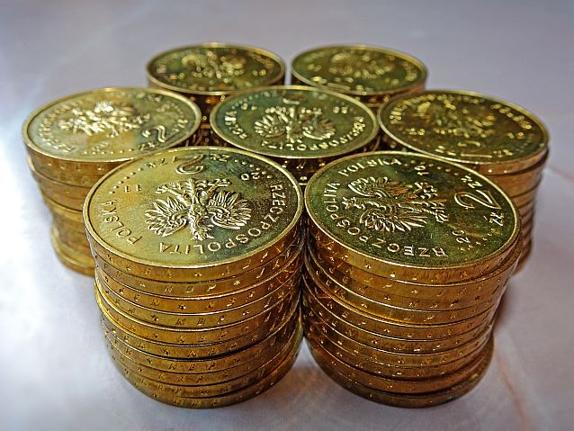 Siedem słupków złotych monet o nominale 2 zł