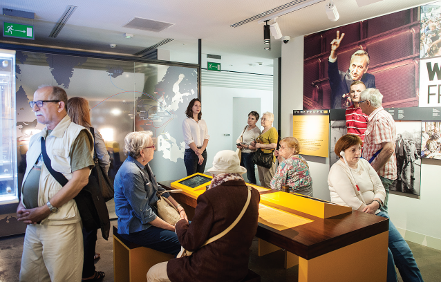 turyści w Muzeum Emigracji w Gdyni