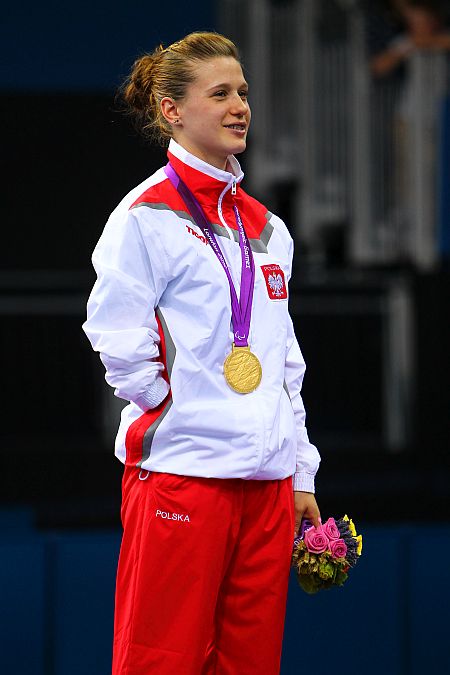 Natalia Partyka stoi na podium z medalem na szyi podczas Igrzysk Paraolimpijskich w Londynie