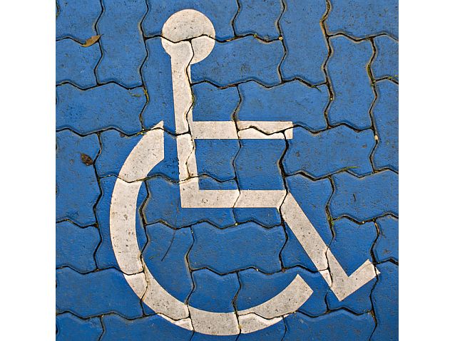 Biały symbol wózka na niebieskim tle kostki bauma