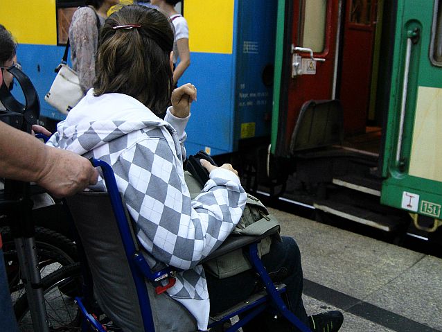 Osoba na wózku przed drzwiami pociągu
