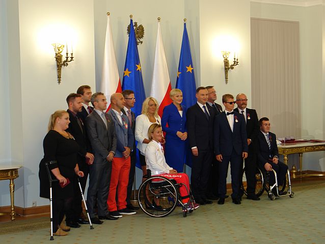 Reprezentacyjna sala w Pałacu Prezydenckim. Grupowe zdjęcie prezydenta, jego małżonki i medalistów igrzysk