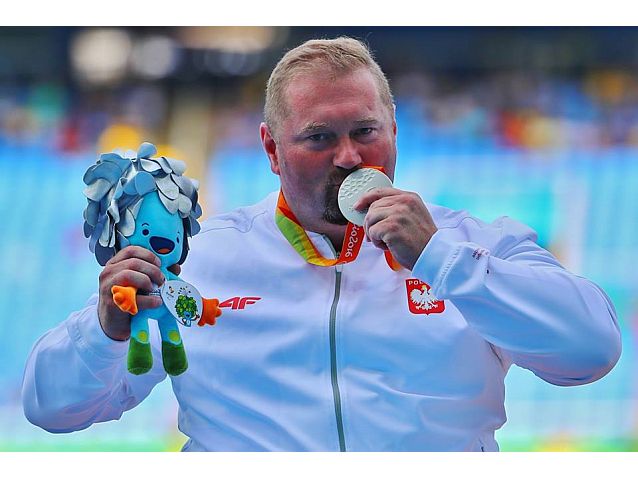 Janusz Rokicki całuje swój srebrny medal