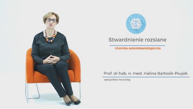 prof. med. Halina Bartosik-Psujek siedzi na fotelu i wypowiada się na temat SM 
