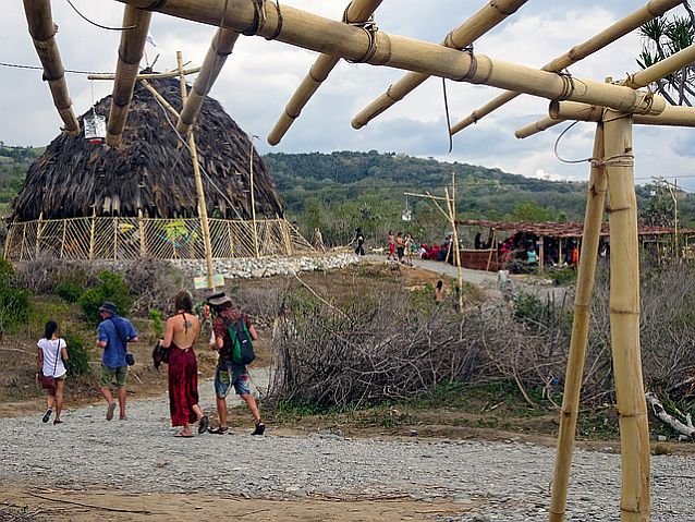 bambusowe konstrukcje i drogi prowadzące do nich
